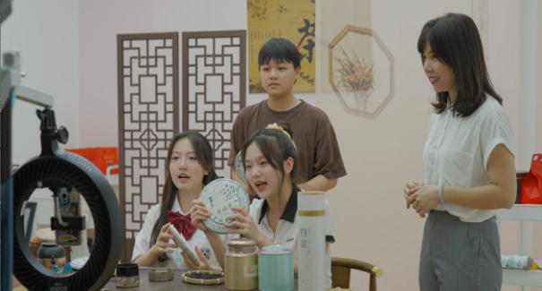 学生在进行电商直播课程实践