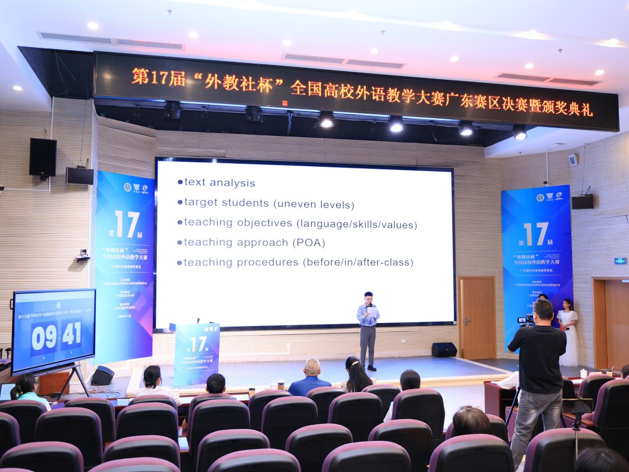 曾老师在比赛中
