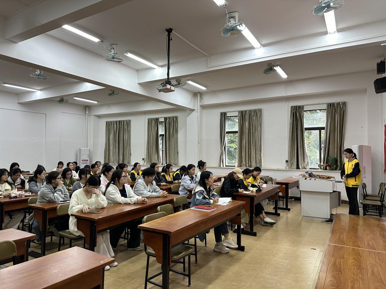 图为同学们认真听讲