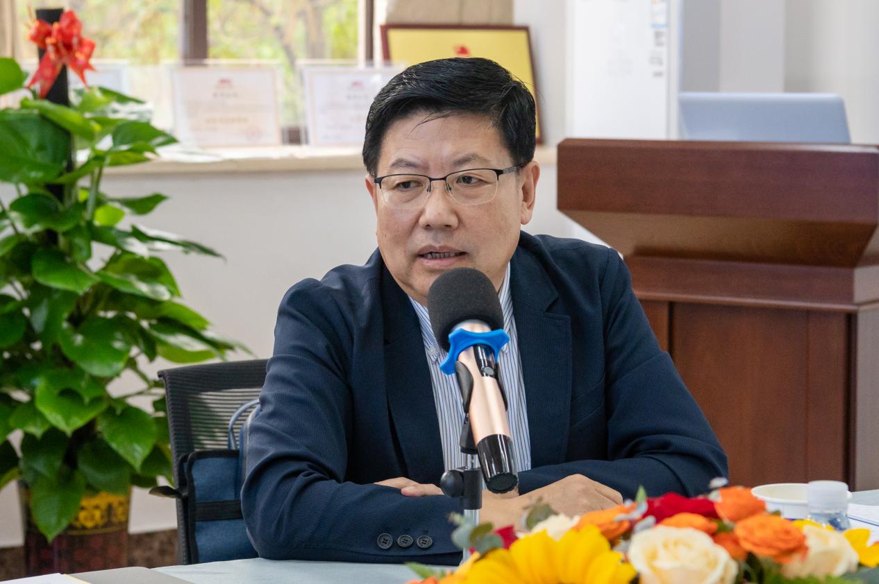 图为评审专家张继文教授提问