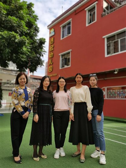 图为我院老师与园方合影留恋