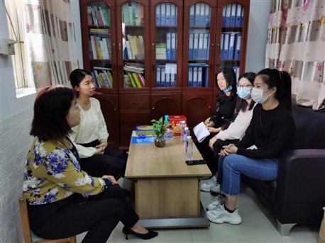 图为我院老师在深圳西乡德欣幼儿园了解学生实习情况