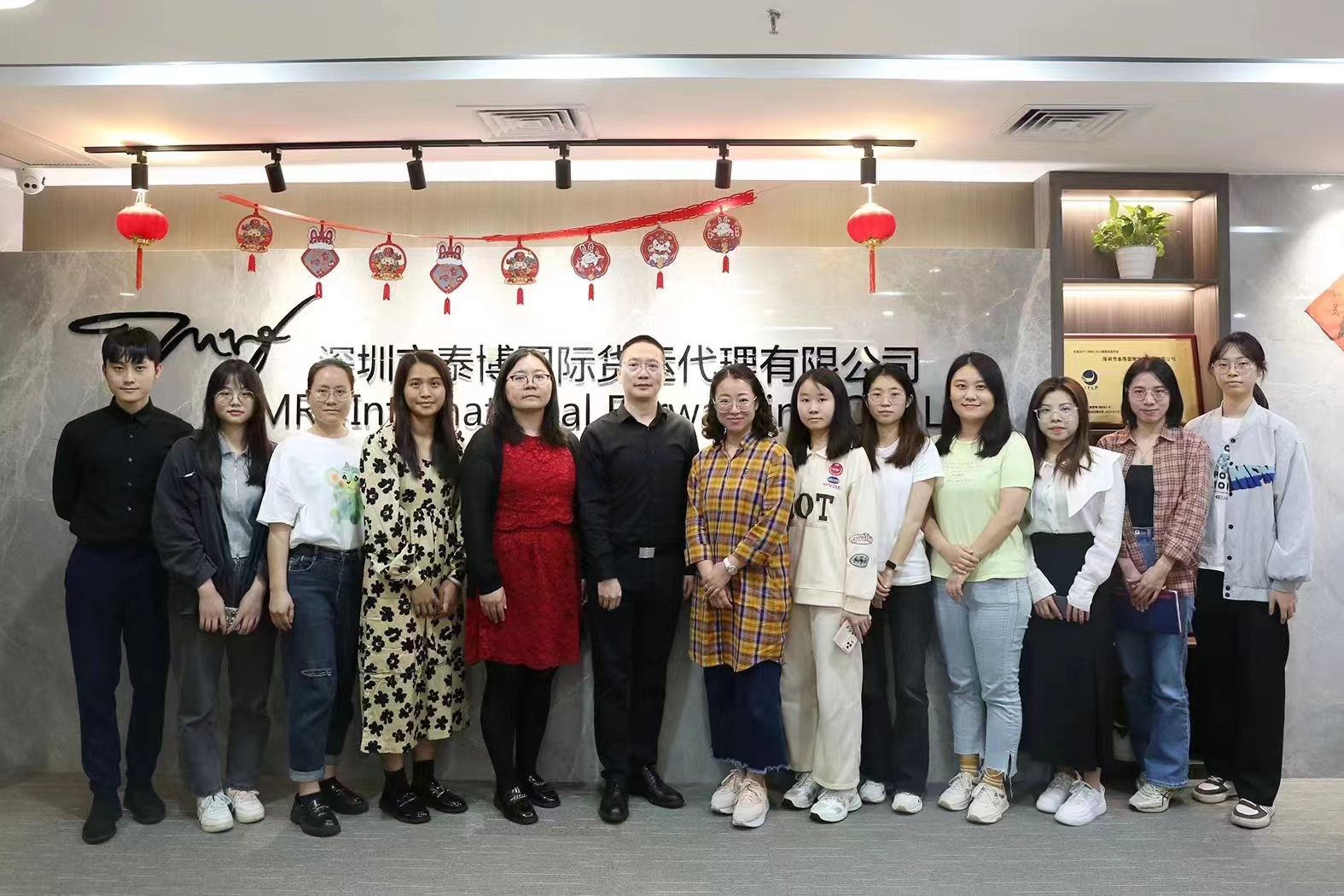 01图为学院教师代表与深圳市泰博国际货运代理有限公司领导及实习学生合影.jpg 01图为学院教师代表与深圳市泰博国际货运代理有限公司领导及实习学生合影.jpg