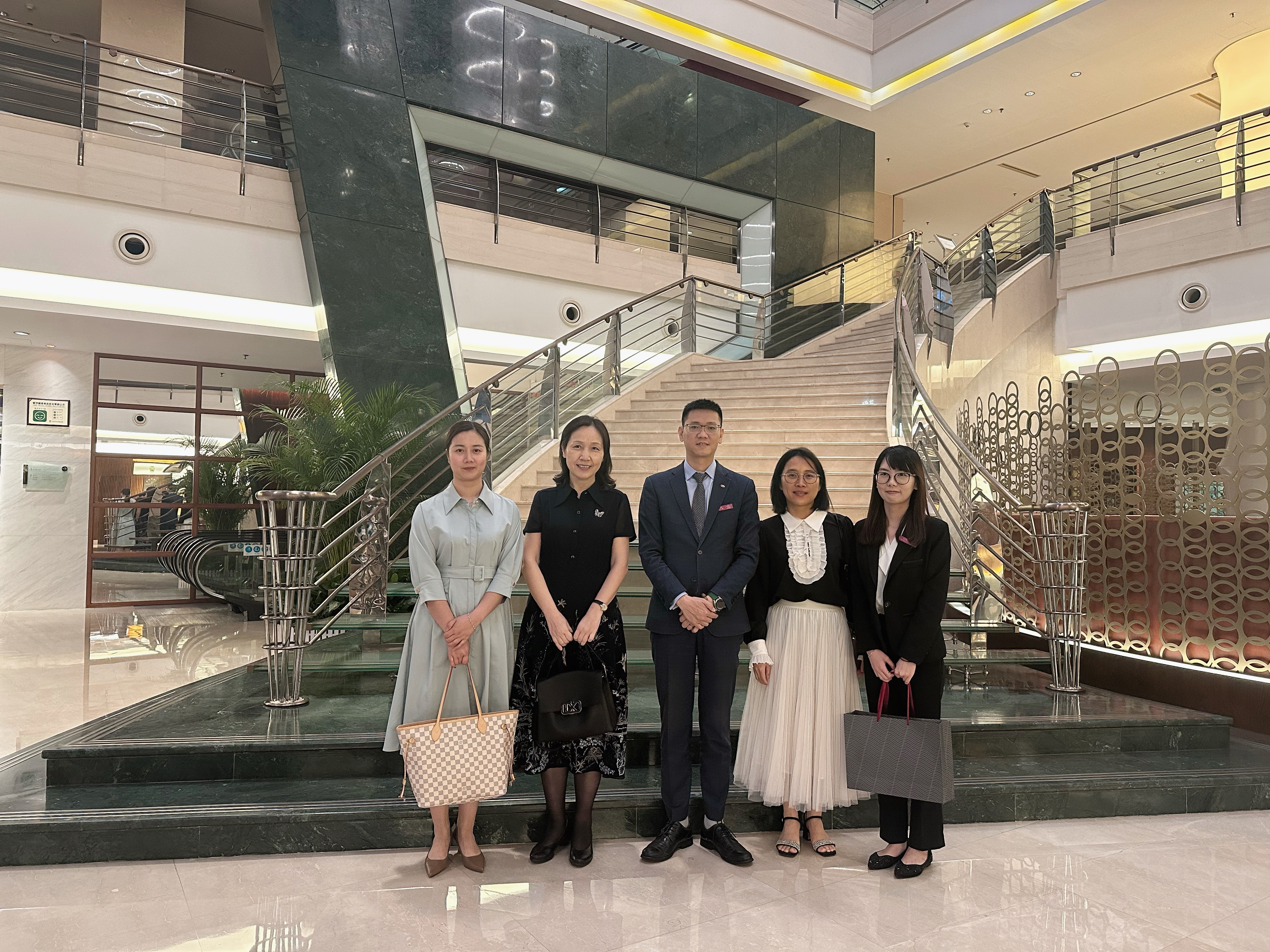 2图为学院领导与深圳好日子皇冠假日酒店代表合影.jpg 2图为学院领导与深圳好日子皇冠假日酒店代表合影.jpg