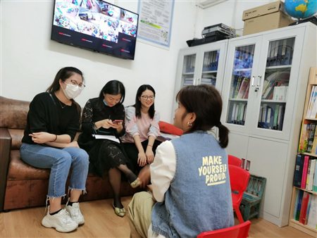 图为我院老师与在深圳灵芝生态幼儿园实习的学生进行交流