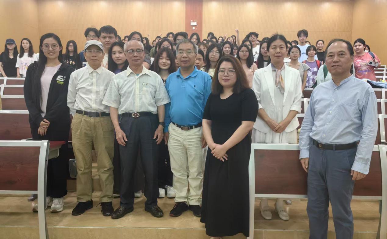 一群人站在一起合影AI 生成的内容可能不正确。