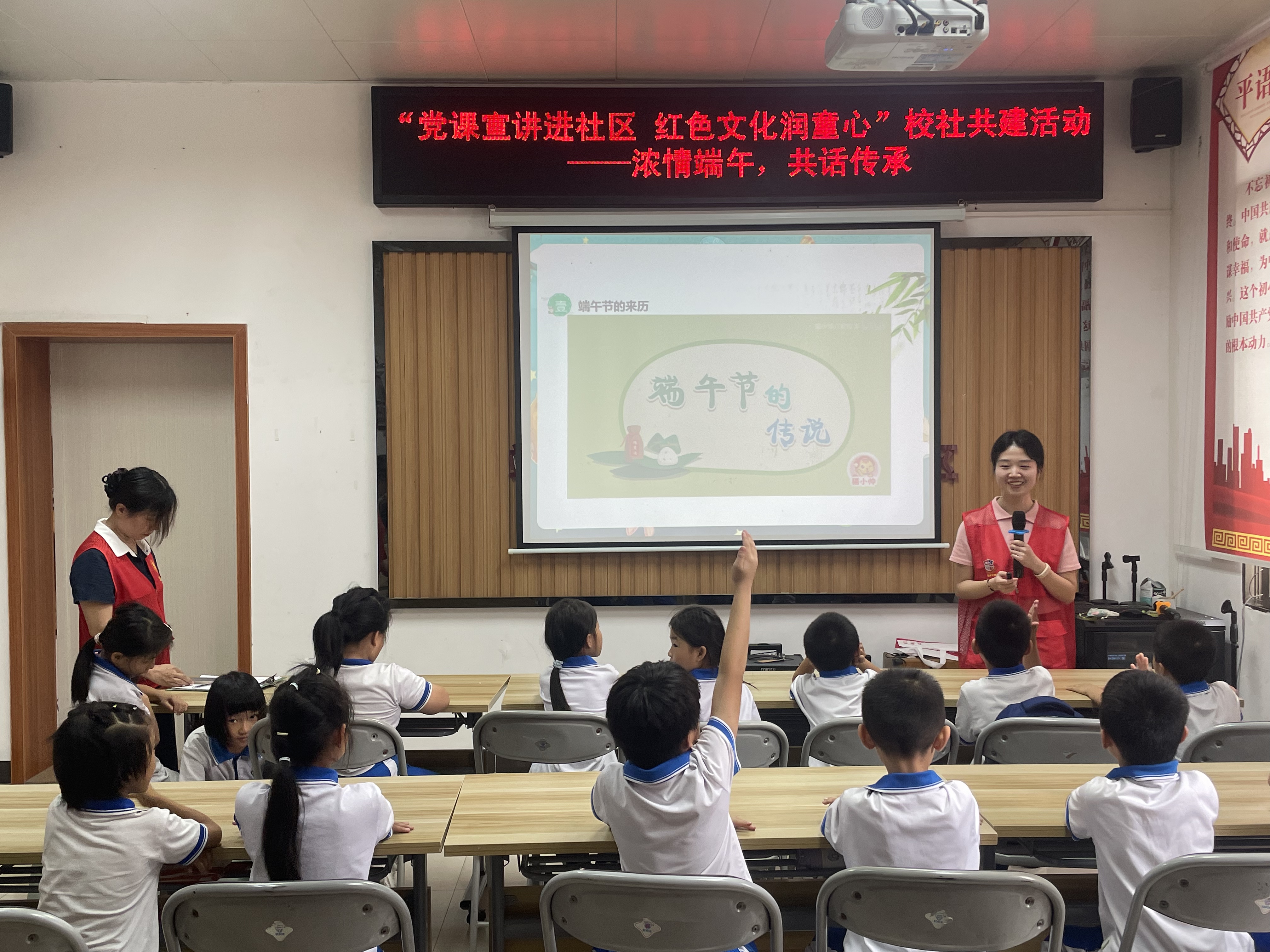 图为与同学们互动 (3).jpg 图为与同学们互动 (3).jpg
