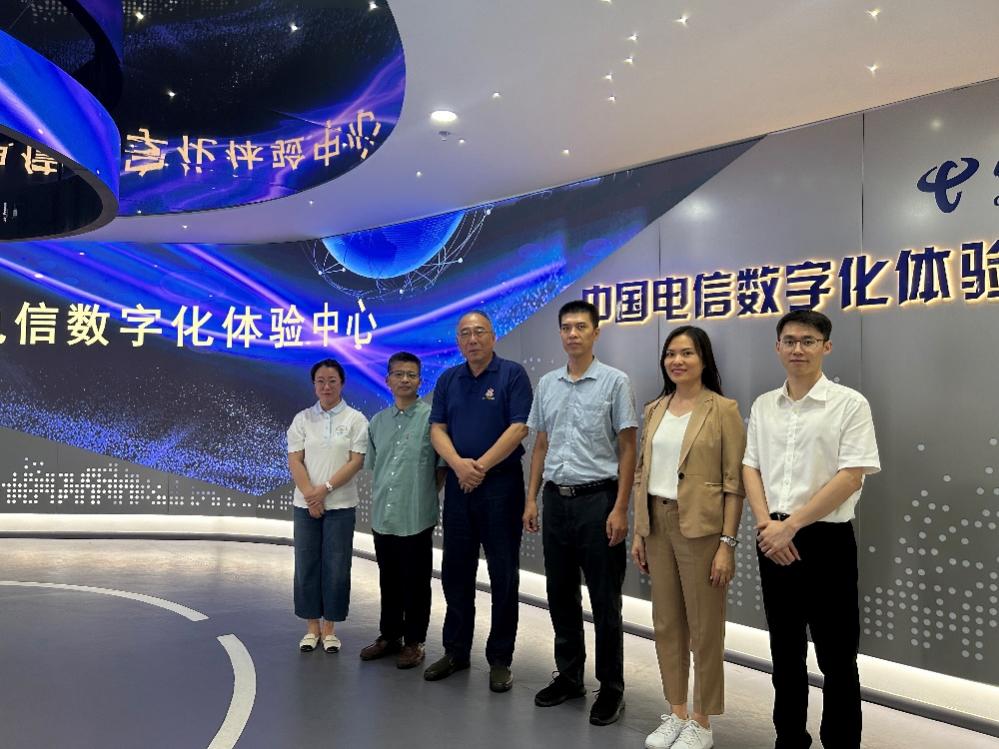 一群人站在一起合影中度可信度描述已自动生成