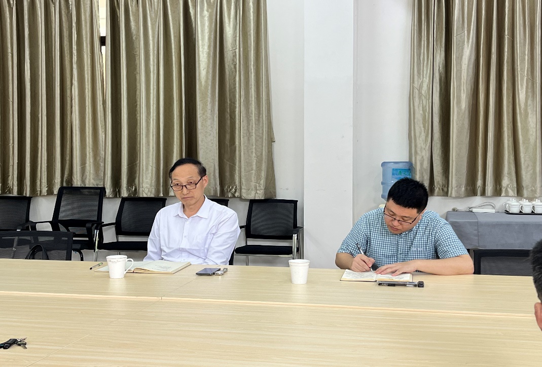 几个人在桌子上中度可信度描述已自动生成
